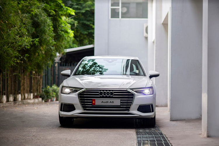  Audi A6 2020 mới tại thị trường ôtô Việt thuộc thế hệ thứ 5. Mẫu sedan hạng sang tầm trung của Audi đã từng được vén màn tại triển lãm VMS 2019. Tại thời điểm đó, hãng hẹn khách đặt cọc vào tháng 3/2020 nhưng lịch trình bị lùi lại do ảnh hưởng bởi dịch Covid-19.