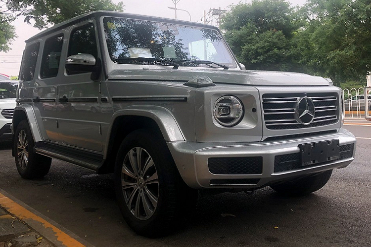 Vào hồi đầu tháng 7 vừa qua, những hình ảnh đầu tiên của  Mercedes-Benz G-Class 2021 mới, phiên bản dùng động cơ tăng áp 4 xi-lanh đã bị rò rỉ trên mạng. Đến nay, phiên bản có tên Mercedes-Benz G350 này mới lộ diện hoàn toàn. Chiếc Mercedes-Benz G350 màu bạc này bị bắt gặp trên một con đường thuộc quận Wangjing, gần trụ sở chính của tập đoàn Daimler ở Bắc Kinh. Đằng sau kính lái còn có cả biển số tạm.