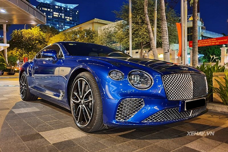 Được đưa về Việt Nam từ tháng 6/2019 nhưng chiếc  xe siêu sang Bentley Continental GT First Edition rất ít khi lộ diện chốn đông người, đây là một trong những lần hiếm hoi chiếc xe siêu sang đến từ Anh Quốc được bắt gặp trên đường phố.