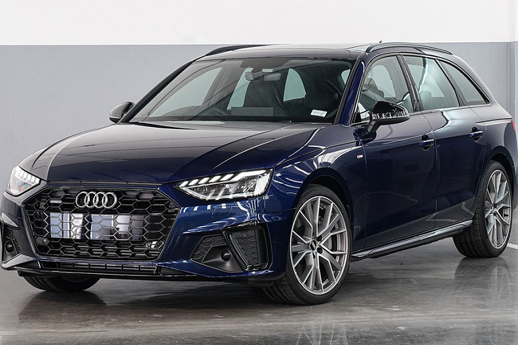 Audi Thái Lan vừa cho ra mắt mẫu wagon hạng sang A4 Avant facelift. Xe được phân phối 2 phiên bản gồm 45 TFSI Quattro S line Black Edition và 40 TFSI S line. Được biết, phiên bản  Audi A4 Avant mới là 45 TFSI Quattro S line Black Edition sẽ mở bán trước.