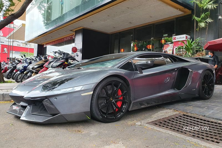 Chiếc  Siêu xe Lamborghini Aventador này mang biển "tứ quý 9" của Lào nên lại càng nổi bật mỗi lần "thả dáng" trên phố. Nhưng đó chưa phải điều ấn tượng nhất của "siêu bò" Aventador.