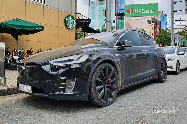  Tesla Model X chạy điện thực tế đã không còn là cái tên xa lạ với dân mê xe trên toàn thế giới. Tuy nhiên, tại thị trường Việt Nam, Tesla Model X nói riêng hay các mẫu xe Tesla nói chung đều vẫn thuộc dạng hiếm do cơ sở hạ tầng, kỹ thuật về trạm sạc điện trong nước chưa phát triển. Đó là một rào cản lớn đối với người tiêu dùng khi đắn đo mua một chiếc xe thuần điện thân thiện với môi trường.