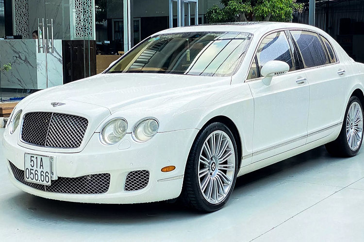 Cùng với Roll-Royce Phantom, Bentley Flying Spur là dòng xe mở màn cho phong trào chơi xe sedan siêu sang tại Việt Nam cách đây nhiều năm. Những chiếc  Bentley Flying Spur tại Việt Nam đã có những chiếc đầu tiên đưa về nước từ năm 2006, 2007, sau đó là những phiên bản cao cấp hơn như Bentley Flying Spur Speed và các dòng xe khác của Bentley như Bentley Mulsanne...