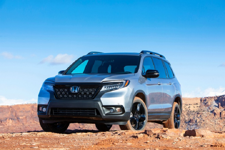 Đắt hơn model năm ngoái 600 USD, bản thấp nhất  Honda Passport Sport 2021 mới được trang bị hệ thống thông tin giải trí Display Audio 8 inch thay thế cho 5 inch. Nâng cấp này rất đáng giá vì khách mua xe sẽ không phải nâng cấp lên bản EX-L để có màn hình 8 inch như trước đây. Ngoài ra, Honda Passport 2021 còn hỗ trợ Android Auto và Apple CarPlay.