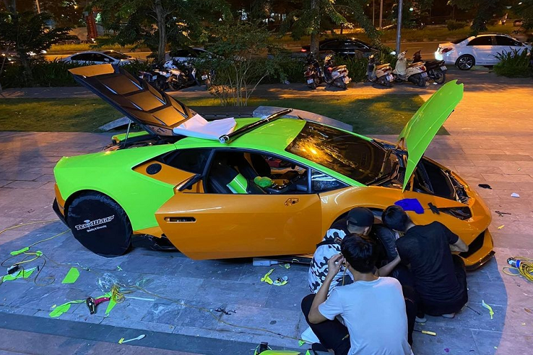 Trong số hơn 18 chiếc  siêu xe Lamborghini Huracan đang lăn bánh tại Việt Nam có thể kể đến nhiều chiếc mang các bộ áo nổi bật như đỏ, xanh cốm, vàng, cam, xanh dương... Trong đó, rất hiếm xe mang biển số đẹp và dễ nhớ như tứ quý hay biển sảnh "san bằng tất cả" như chiếc siêu xe Lamborghini Huracan LP610-4 trong bài viết này.