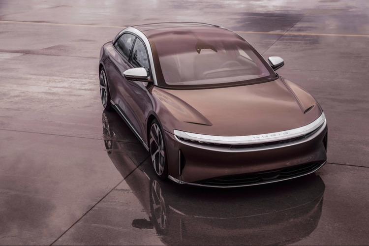 Sau nhiều năm ấp ủ, Lucid Motors cuối cùng đã tiết lộ mẫu sedan mang tên Air trong một sự kiện được phát trực tuyến từ Thung lũng Silicon. Mẫu xe 4 cửa thuần điện có công suất 1.080 mã lực nhờ nền tảng dẫn động bốn bánh Dual Motor All-Wheel Drive kết hợp cùng pin 113 kWh. Ngoài việc có thể tăng tốc 0-100 km/h chỉ trong 2,5 giây, phạm vi hoạt động của  Lucid Air Grand Touring mới còn lên tới 832 km.