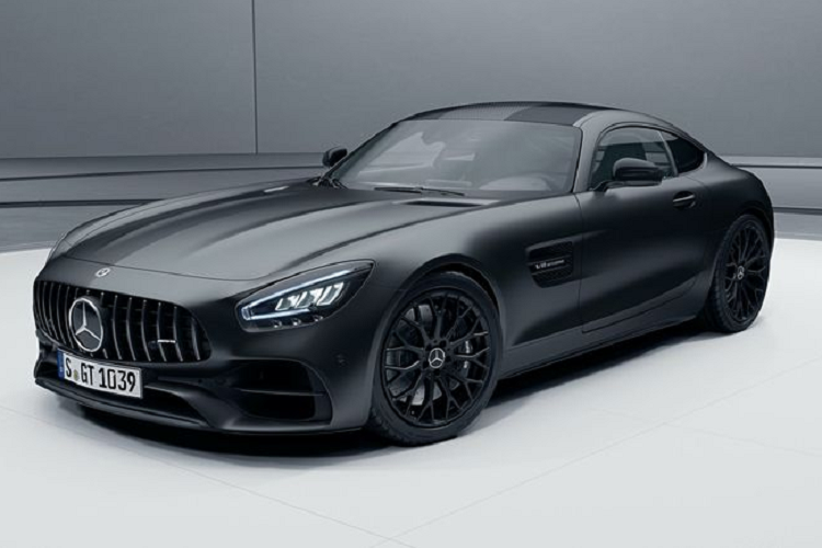 Cụ thể,  Mercedes-AMG GT 2021 mới vẫn được trang bị động cơ tăng áp kép V8 4.0L nhưng đã hiệu chỉnh để tạo ra thêm 54 mã lực so với trước đây, cho tổng công suất 523 mã lực tại 5.500 - 6.750 vòng/phút. Mô-men xoắn cực đại cũng tăng 39 Nm, đạt 669 Nm trong khoảng 2.100 - 5.250 vòng/phút.