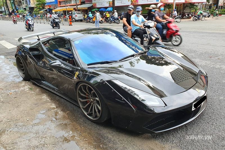 Việt Nam hiện có không dưới 20 chiếc  siêu xe Ferrari 488 GTB, trong đó có khá nhiều chiếc được độ độc đáo, ví dụ như chiếc 488 GTB trong bài. "Siêu ngựa" hầm hố đã trở thành tâm điểm của sự chú ý trong lần xuất hiện trên phố này.