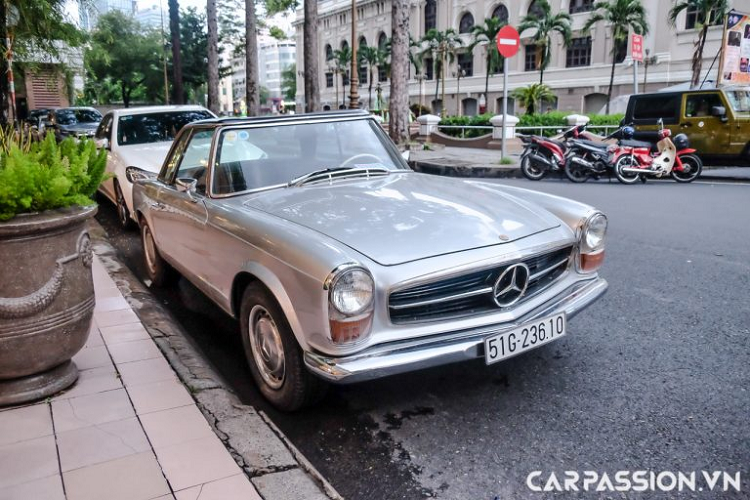 Dòng  xe sang Mercedes-Benz W113 SL được giám sát phát triển bởi Giám đốc kỹ thuật của hãng thời bấy giờ Fritz Nallinger, cùng với ông còn có kỹ sư trưởng Rudolf Uhlenhaut và Trưởng bộ phận tạo hình Friedrich Geiger. Chiếc xe được thiết kế chủ yếu bởi hai nhà thiết kế Paul Bracq và Béla Barényi. Chính họ đã thiết kế mảng mui cứng có phần hơi lõm ở giữa gợi liên tưởng đến biệt danh mái đèn “Pagoda”. Thiết kế mui này sau đó đã được cấp bằng sáng chế độc quyền.