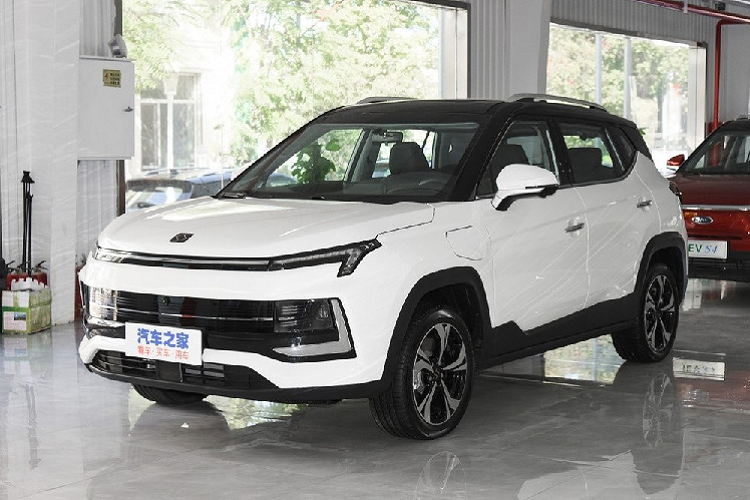 SOL là một thương hiệu xe điện mới vốn được thành lập dưới liên doanh JAC-Volkswagen ở Trung Quốc. Tuy nhiên gần đây, nó đã được chuyển về hẳn dưới lá cờ JAC, và JAC đang nỗ lực lấp đầu danh sách sản phẩm cho nó với đủ dạng xe khác nhau. Một trong số xe đó là  SOL E40X chạy điện là một mẫu xe dựa trên JAC Jiayue X4 chạy xăng.