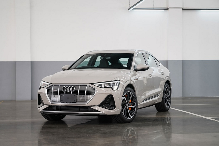 Sau khi ra mắt e-tron, hãng xe sang Đưc tiếp tục giới thiệu  Audi e-tron Sportback 2021 mới tại thị trường Thái Lan. Tại đây, mẫu xe điện này chỉ được bán với phiên bản e-tron Sportback 55 quattro S line. thêm cánh gió sau, viền cửa bằng nhôm và cửa sổ trời toàn cảnh chỉnh điện.