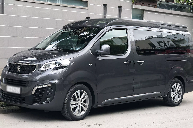 Dòng  xe Peugeot Traveller mới nằm trong phân khúc MPV cỡ lớn. Giá bán của Traveller lần lượt từ 1,499 tỷ đồng cho phiên bản Luxury tiêu chuẩn, và lên đến 2,089 tỷ đồng cho phiên bản Traveller Premium cao cấp nhất. Mức giá xe Peugeot Traveller nằm lưng chừng giữa lựa chọn Kia Sedona (1,039 – 1,379 tỷ đồng) và Mercedes-Benz V-Class (2,579 – 3,129 tỷ đồng), nhưng thấp hơn nhiều so với Toyota Alphard.