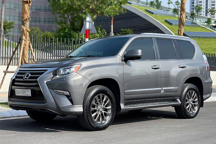 Mua được một chiếc  Lexus GX 460 đời 2014 với giá khoảng 1,7 tỷ đồng nếu là xe “ngon” là một của hời. Nhưng thật ra, chiếc Lexus GX 460 này thuộc đời 2009, đời đầu của GX thế hệ thứ 2 (J150), nhưng đã được chủ xe “lên đời” phiên bản nâng cấp facelift đời của 2014. “Bình mới, rượu cũ”, trông như xe đời cao, nhưng lại có giá bán rẻ đến bất ngờ.