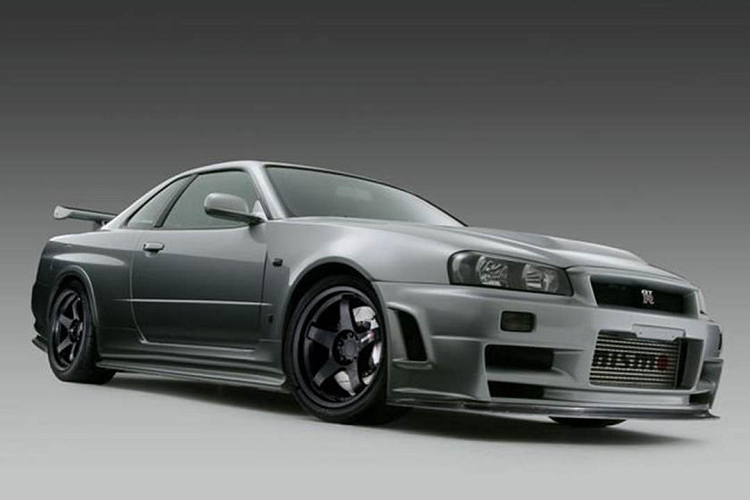  Nissan Skyline GT-R R34 được ví như “trái cấm” đối với những tay chơi xe ở khu vực Bắc Mỹ. Xe không được nhập khẩu chính ngạch, và phải thông qua những nhà nhập khẩu tư nhân với quá trình thử nghiệm va chạm và khí thải phức tạp. Phải đợi đến 2024 thì Skyline GT-R R34 mới được nhập khẩu vào Mỹ một cách hợp pháp. Chính vì thế, giá của những chiếc Skyline GT-R R34 thường ở mức rất cao. Điển hình nhất là một chiếc phiên bản M-Spec Nür mang màu Millennium Jade cực hiếm, vừa được bán đấu giá ở Nhật Bản tới 313.000 USD (khoảng 7,25 tỷ đồng).