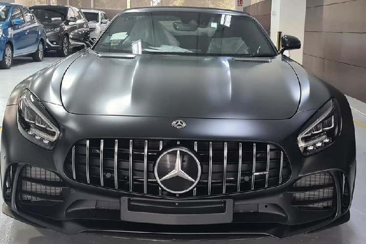 Mercedes-AMG GT R hiện là dòng siêu xe đầu bảng của hãng xe sang đến từ Đức nên được không ít người yêu xe chọn mua để bổ sung vào garage của mình. Chẳng hạn như hầm để xe trong biệt thự của Cường Đô la hiện đang xuất hiện chiếc siêu xe Mercedes-AMG GT R độc nhất vô nhị tại Việt Nam, nhưng garage của một đại gia ở Singapore lại có mặt của  Mercedes-AMG GT R Roadster 2020 mới.