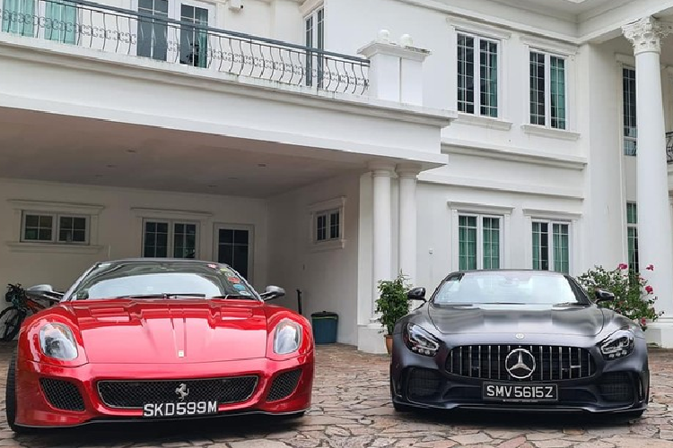 Trên toàn thế giới chỉ có 750 xe  Mercedes-AMG GT R mui trần được sản xuất và ước tính các đại gia ở đảo quốc sư tử có thể sở hữu hơn 5 chiếc. Có thể thấy, với mức giá xe siêu đắt nhưng cũng không khiến một đại gia ở Singapore bận tâm và quyết định tậu các siêu xe bản giới hạn Mercedes-AMG GT R mui trần này. Trước đó, đại gia này thường xuyên cầm lái siêu ngựa Ferrari 599 GTO chỉ có 599 xe sản xuất trên toàn thế giới.