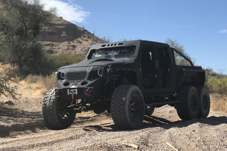 Bán tải  Jeep Gladiator 6x6 2020 mới với dáng ngoài hầm hố này là sản phẩm của SoFlo Jeeps, một hãng nâng cấp tại Mỹ chuyên độ những mẫu xe Jeep. Dự án này được dựa trên chiếc Jeep Gladiator 2020, một mẫu bán tải vốn đã rất mạnh mẽ và hầm hố.