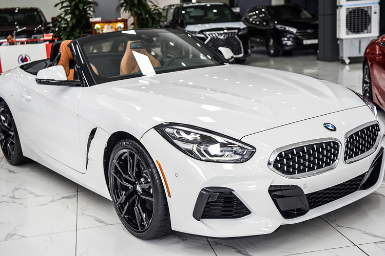 Mẫu roadster  BMW Z4 sDrive30i M-Sport 2020 (G29) vừa được một showroom tư nhân ở Hà Nội nhập về. Đây là phiên bản Z4 sDrive30i đầu tiên có mặt tại Việt Nam. Trước đó, phiên bản Z4 M40i cao hơn cũng từng được đưa về Việt Nam. 