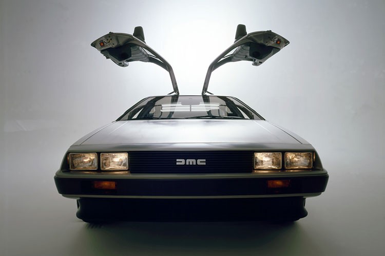  Siêu xe DeLorean DMC-12 là huyền thoại đã vượt qua bài thử nghiệm thời gian khi ngày nay nó vẫn được người ta nhớ đến nhờ vai diễn trong loạt phim viễn tưởng “Back to the Future”. Bởi mẫu xe này chuẩn bị kỷ niệm 40 năm tuổi, nhà thiết kế ôtô Angel Guerra quyết định tri ân bằng cách tạo ra một phiên bản hiện đại 2020 của DMC-12 trong thời gian rảnh rỗi của mình.