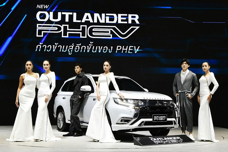 Tham gia triển lãm Thailand International Motor Expo 2020 hiện đang diễn ra tại Thái Lan, hãng Mitsubishi đã mang phiên bản plug-in hybrid (PHEV) của Outlander thế hệ thứ 3 đến giới thiệu. Đây là thị trường thứ 3 tại Đông Nam Á đón nhận  Mitsubishi Outlander PHEV 2021 mới, sau Indonesia và Philippines. Tại Việt Nam, Mitsubishi Outlander PHEV từng được giới thiệu trong triển lãm vào 2 năm 2014 và 2015 nhưng không được bán ra thị trường.