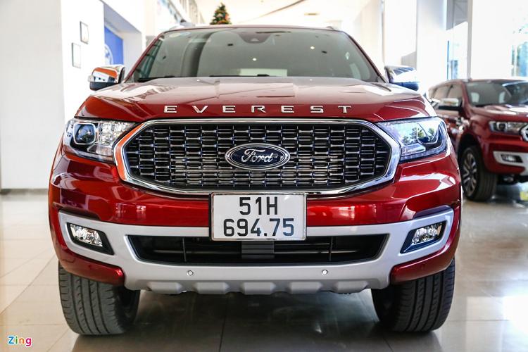 Chỉ vài tuần sau khi được ra mắt tại Thái Lan,  Ford Everest 2021 mới đã cập bến đại lý tại Việt Nam. So với phiên bản trước, xe có một số thay đổi nhỏ. Tuy nhiên lô xe đầu tiên về đại lý chỉ có 2 phiên bản là Everest Titanium 4x2 và Everest Titanium 4WD. Các phiên bản Ambiente và Sport sẽ được Ford đưa về Việt Nam trong thời gian tới. Mẫu SUV 7 chỗ có giá dao động từ 999 triệu đồng đến 1,399 tỷ đồng. 