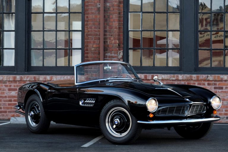  BMW 507 đời 1957 là mẫu xe mui trần được BMW sản xuất trong khoảng thời gian từ năm 1956 cho tới năm 1959. Tuy nhiên, do giá thành của chiếc xe quá cao nên chính vì vậy mà thương hiệu BMW chỉ sản xuất 252 chiếc trước khi ngừng dây chuyền sản xuất của dòng xe mui trần tuyệt đẹp này. Vào năm 1954, nhà nhập khẩu xe hơi đến từ Mỹ Max Hoffman đã thuyết phục ban lãnh đạo BMW sản xuất phiên bản mui trần của BMW 501 và BMW 502 để trở thành một sự lựa chọn mới bên cạnh Mercedes 300SL đình đám thời bấy giờ. 