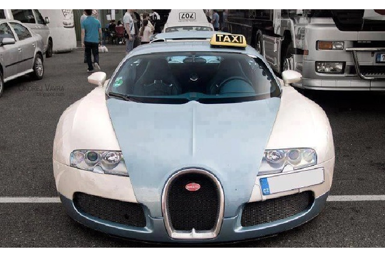  10. Bugatti Veyron - CH Séc   Bugatti không có xe đắt bình thường mà chỉ có xe siêu đắt, nên hầu như không ai có thể nghĩ rằng sẽ có xe Bugatti làm dịch vụ taxi. Tuy nhiên, đó lại là câu chuyện có thật ở Prague, CH Séc. Nhưng bạn đừng hy vọng có thể trải nghiệm tốc độ "dựng tóc gáy" của  siêu xe làm taxi này, vì hầu hết đường ở CH Séc có giới hạn tốc độ tối đa là 130 km/h.