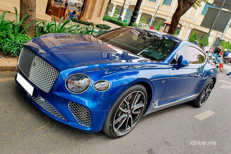 Như đã nêu trong phần tiêu đề của bài viết, chiếc  xe siêu sang Bentley Continental GT này thuộc phiên bản First Edition. Đây một phiên bản giới hạn mang ý nghĩa về những chiếc xe đầu tiên được sản xuất. Không chỉ vậy, chiếc Bentley Continental GT First Edition này cũng là chiếc đầu tiên có mặt tại Việt Nam và đang định cư cùng chủ nhân ở TP. HCM.