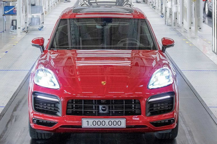 Chiếc  Porsche Cayenne thứ 1 triệu thuộc bản cấu hình GTS, vừa lăn bánh khỏi dây chuyền sản xuất của mẫu xe này tại Bratislava, Slovakia. Xe sở hữu màu ngoại thất Carmine Red, được bán ra dưới dạng tùy chọn tốn phí. Màu sơn đặc biệt này chỉ có mặt trên Cayenne từ cấu hình GTS / GTS Coupe trở lên. Xe hiện đang bước qua những công đoạn kiểm tra cuối cùng trước khi lên đường về nhà chủ nhân của nó tại Đức.