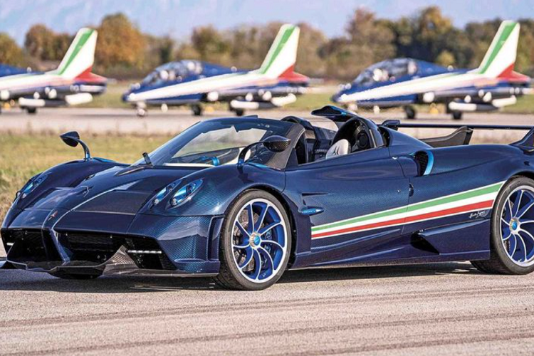 "Thần gió"  Pagani Huayra Tricolore mới chỉ nặng 1.270 kg, tương đương một chiếc Volkswagen Golf sử dụng động cơ 3 xi-lanh. Huayra Tricolore được trang bị cỗ máy tăng áp kép V12 6.0L do Mercedes-AMG phát triển riêng cho Pagani, sản sinh công suất lên tới 829 mã lực và mô-men xoắn cực đại 1.100 Nm. Sức mạnh được gửi đến các bánh sau thông qua hộp số tuần tự 7 cấp.