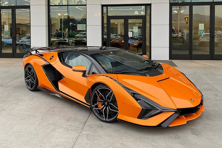 Trong dịp nghỉ lễ giáng sinh năm Canh Tý này, đại lý Lamborghini Newport Beach đã đón nhận một món quà vô cùng đặc biệt chính là việc được bàn giao chiếc  siêu xe Lamborghini Sian đầu tiên đến thị trường Mỹ và cũng được cho là chiếc đầu tiên lộ diện ngoài đời thực trước khi được bàn giao cho chủ nhân.