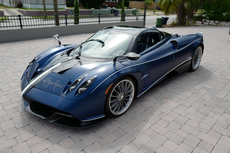 Ra mắt lần đầu tiên vào năm 2017,  siêu xe Pagani Huayra Roadster là phiên bản mui trần của siêu phẩm Huayra, vốn đã ra mắt từ năm 2011. Chỉ sản xuất đúng 100 chiếc, Pagani Huayra Roadster là mẫu xe được nhiều nhà sưu tập săn lùng. Chiếc xe trong bài từng xuất hiện tại gian trưng bày của Pagani trong triển lãm Geneva Motor Show 2019.