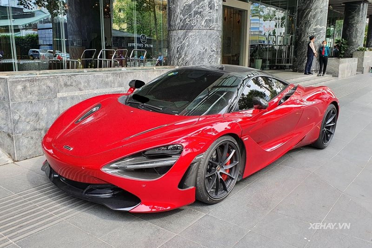 Chiếc  siêu xe McLaren 720S trong bài là chiếc 720S duy nhất tại Việt Nam sở hữu tùy chọn sơn đỏ Memphis Red tuyệt đẹp. Sắc đỏ pha lẫn một chút cam giúp tôn lên kiểu dáng đầy phong cách cùng những đường thiết kế mềm mại quyến rũ của siêu xe Anh Quốc, khiến xe nổi bật dù ở bất kỳ đâu.