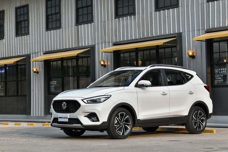 Cụ thể, thông tin được hé lộ cho hay, mẫu  MG ZS 2021 tại Việt Nam vào ngày 8/1/2021 tới đây. Đây là phiên bản nâng cấp giữa vòng đời (facelift) và chuyển sang nhập khẩu nguyên chiếc từ Thái Lan thay vì Trung Quốc như trước đây. Việc chuyển sang nhập Thái sẽ giúp MG ZS 2021 đỡ được thuế nhập khẩu tương tự như các sản phẩm nhập Thái hay Indonesia hiện có trên thị trường.