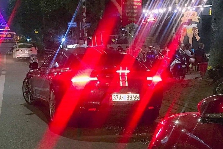 Có khoảng 4 chiếc xe sang mang kiểu dáng  Coupe 4 cửa Aston Martin Rapide S đang có mặt tại Việt Nam hiện nay, trong số này, chỉ có 1 chiếc đang cư trú tại tỉnh Nghệ An. Gần đây, chiếc Aston Martin Rapide S lăn bánh trên đường phố xứ nghệ với chiếc biển số tứ quý 9 thu hút không ít sự chú ý của giới mê xe.