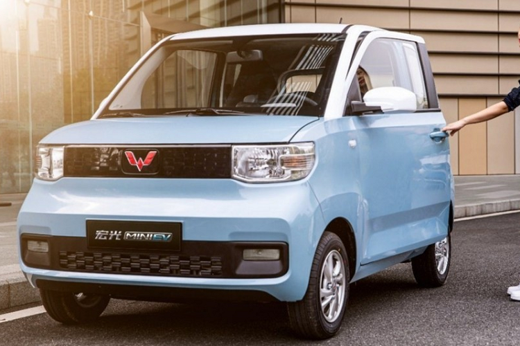 Vào giữa năm ngoái, mẫu xe điện cỡ nhỏ  Wuling Hongguang Mini EV 2021 mới đã chính thức ra mắt tại thị trường Trung Quốc. Xe do thương hiệu con Wuling của liên doanh giữa tập đoàn General Motors (GM), công ty SAIC và Wuling Motors sản xuất. Chẳng bao lâu sau khi ra mắt, Wuling Hongguang Mini EV cũng đã nhanh chóng được bày bán tại thị trường Trung Quốc. Trong tháng 6/2020 đồng thời là tháng đầu tiên mở bán, mẫu xe điện nhỏ bé này đã mang về doanh số 1.048 chiếc.