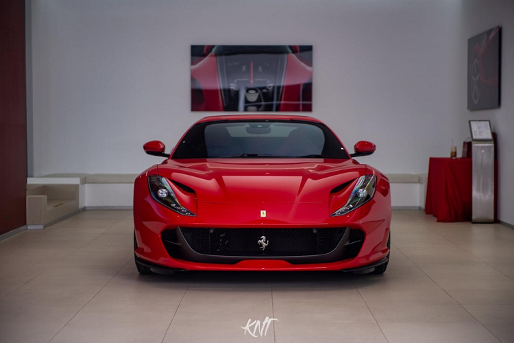 Mới đây, đại lý siêu xe Ferrari Thái Lan đã bàn giao chiếc siêu xe mui trần 812 GTS đầu tiên đến đất nước xứ sở chùa Vàng cho một đại gia sinh sống ở đây. Như vậy, sau gần 6 tháng giới thiệu siêu xe mui trần của Ferrari 812 Superfast, các đại gia Thái Lan đã có chiếc xe  Ferrari 812 GTS đầu tiên về đây.