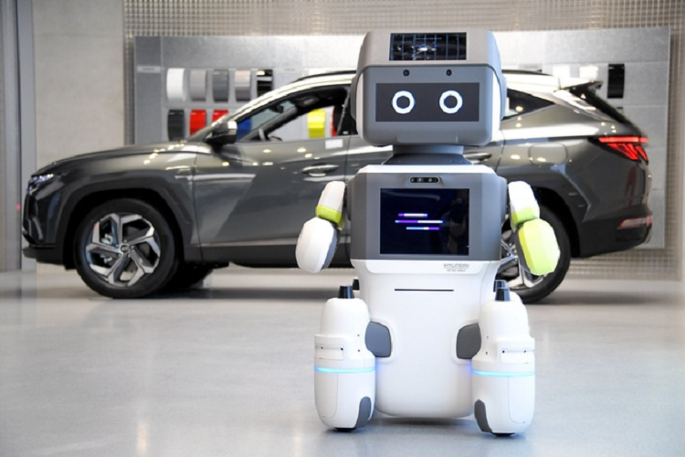 Tập đoàn Hyundai Motor Group vừa ra mắt mẫu robot chăm sóc khách hàng có tên gọi DAL-e. Mẫu  Robot DAL-e của Hyundai được thiết kế với tính cơ động cao và khả năng giao tiếp với người dùng.