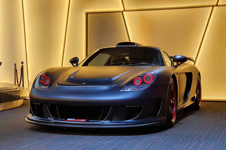 Vào thời điểm được giới thiệu, mẫu Porsche Carrera GT  được xem là xe thể thao đường phố tốt nhất và đáng mua nhất mà hãng xe Đức từng tạo ra. Sản phẩm kinh điển này ngay lập tức nhận được nhiều lời tán thưởng từ các chuyên gia và nhanh chóng lọt vào mắt xanh của hãng độ Gemballa nổi tiếng của Đức để cho ra đời  siêu phẩm Mirage GT.