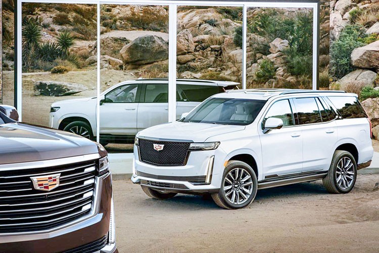 Vào tháng 8 năm ngoái, Cadillac đã tung ra Escalade phiên bản hoàn toàn mới với mức giá khởi điểm thấp hơn 1000 USD (khoảng 23 triệu đồng) so với thế hệ tiền nhiệm. Mặc dù vậy, theo GM, gần một nửa tổng số  Cadillac Escalade 2021 mới bán ra vào năm 2020 là các phiên bản cao cấp có mức giá trên 100.000 USD (khoảng 2,3 tỷ đồng).