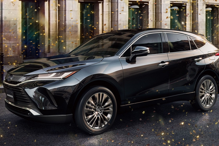 Sau 7 tháng ra mắt tại quê nhà Nhật Bản, Toyota Harrier 2021 được giới thiệu lần đầu tại Đông Nam Á. Mẫu xe này được biết đến với tên gọi  Toyota Venza 2021 mới tại thị trường Mỹ và từng được mang về Việt Nam trong giai đoạn 2010-2015.