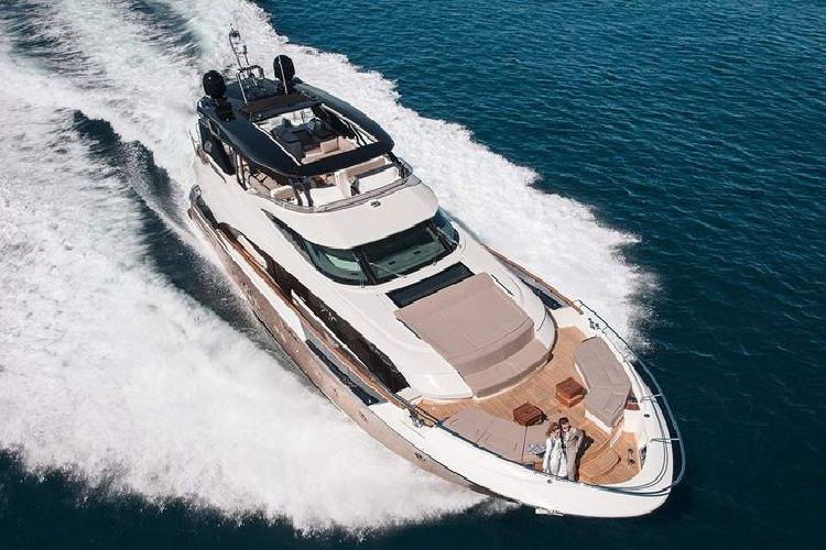  Monte Carlo Yachts MCY 96 mới có kích thước dài hơn 29 m (96 feet), rộng khoảng 6,94 m và nặng 98 tấn. MCY 96 là một sản phẩm hợp tác giữa hãng du thuyền Monte Carlo Yachts và Nuvolari Lenard - studio chuyên thiết kế du thuyền, nó được chế tạo từ các vật liệu nhẹ và bền như sợi Kevlar và sợi carbon.