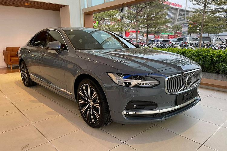 Vậy là sau hơn 1 năm kể từ ngày chính thức ra mắt toàn cầu,  Volvo S90 2021 mới đã được nhà phân phối chính hãng đưa về Việt Nam. Volvo S90 2021 sẽ có sẵn với 2 phiên bản: Momentum và Inscription. Giá bán của phiên bản Inscription cũng được phía đại lý chính hãng công bố ở mức 2,15 tỷ đồng - không thay đổi so với phiên bản tiền nhiệm. Mức giá bán này được cho là tương đối “dễ thở” do lô hàng Volvo S90 2021 được sản xuất và lắp ráp tại Malaysia.