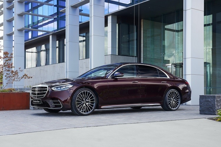  Mercedes-Benz S-Class 2021 mới thế hệ thứ 7 vừa chính thức ra mắt tại Australia. Tuy nhiên, phải vài tháng nữa thì mẫu sedan cỡ lớn này mới có mặt tại các đại lý. Theo đại diện hãng xe Đức, S-Class chỉ được phân phối tại Australia với phiên bản S 450 ở đời 2021.