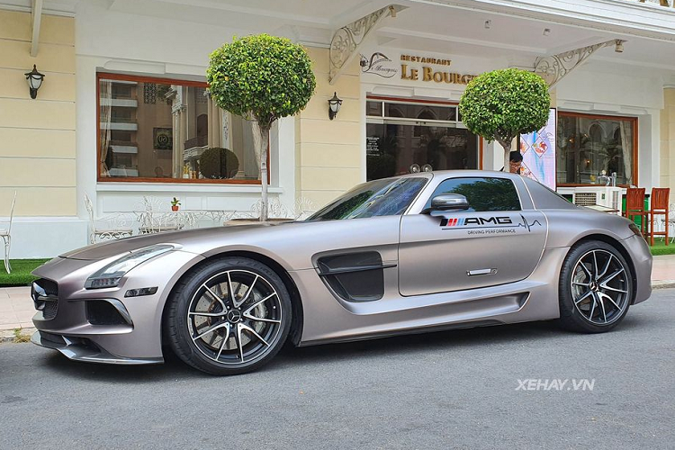 Về lịch sử hình thành,  siêu phẩm Mercedes-AMG SLS vốn được phát triển để kỷ niệm mẫu xe cánh chim huyền thoại thập niên 1950, mẫu W196S 300 SLR của thương hiệu này và ra mắt lần đầu hồi năm 2010. Ngay từ thời điểm đó, kiểu dáng thiết kế của Mercedes-AMG SLS đã nhanh chóng chiếm được cảm tình của người hâm mộ và minh chứng rõ nhất được thể hiện qua kết quả doanh số tới 2.733 chiếc xuất xưởng ở Mỹ.