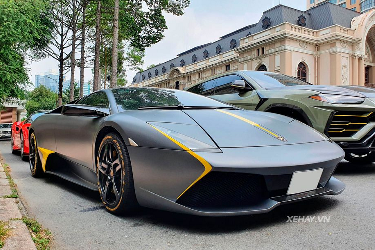 Theo tìm hiểu,  siêu xe Lamborghini Murcielago trong bài viết ban đầu có nước sơn ngoại thất màu đỏ nổi bật và mới được chủ nhân chuyển sang "bộ cánh" màu đen nhám cách đây một thời gian. Được biết, quá trình này được chủ xe thực hiện bằng biện pháp dán đề-can thay vì sơn truyền thống.