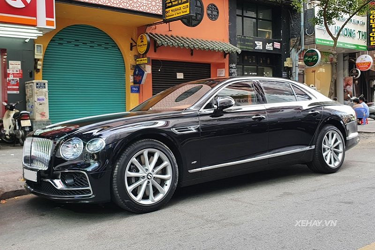 Chiếc  Bentley Flying Spur V8 2020 mới này sở hữu nước sơn tối sang trọng kết hợp cùng nhiều chi tiết crôm sáng loáng như viền khe gió hình chữ B trên vòm bánh trước, nẹp sườn nối liền quanh đuôi xe, khung biển số xe và đặc biệt là lưới tản nhiệt cỡ lớn nổi bật.