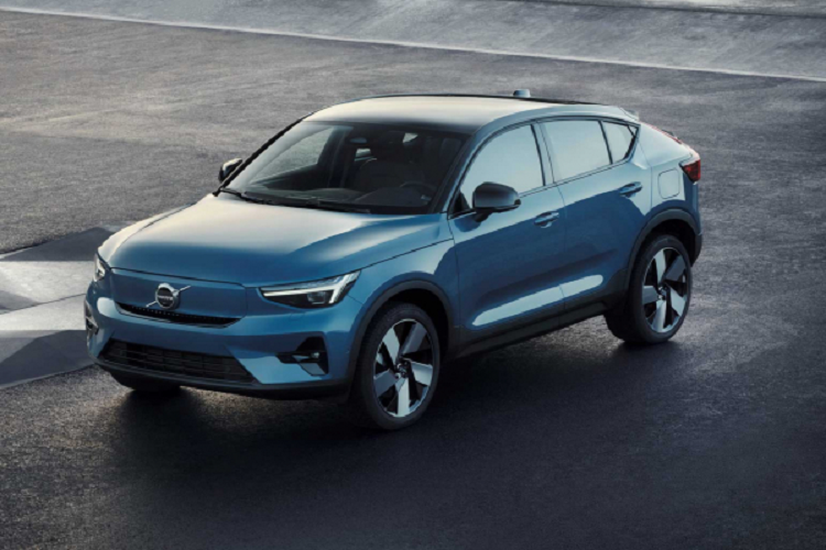 Mẫu xe SUV  Volvo C40 Recharge chạy điện được phát triển dựa trên nền tảng CMA tương tự như mẫu XC40 Recharge. C40 Recharge cũng đánh dấu mẫu xe điện đầu tiên của Volvo có thiết kế SUV lai Coupe. Mẫu xe được ra mắt ngay sau cam kết trở thành hãng xe điện vào năm 2030 của Volvo.