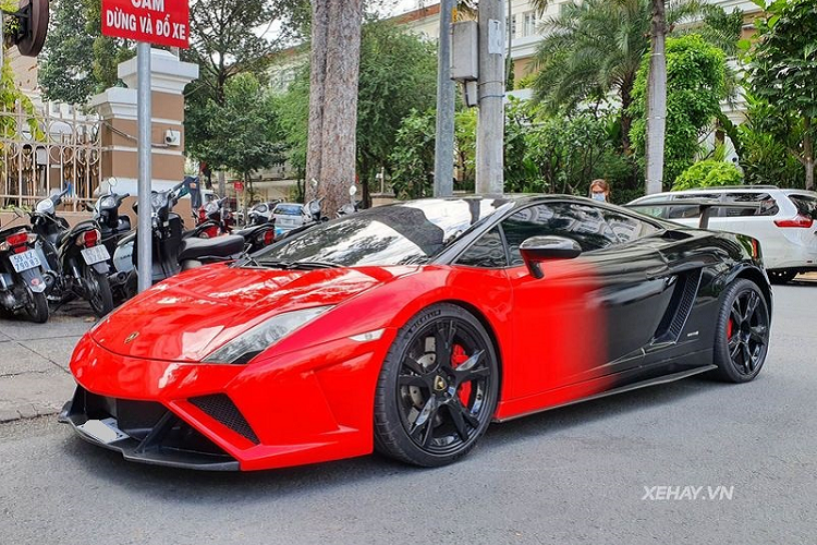 Với bodykit Squadra Corse,  siêu xe Lamborghini Gallardo trông hầm hố hơn hẳn nhờ cản trước, cản sau góc cạnh mới, ốp sườn và ốp gương chiếu hậu bằng sợi carbon, cánh gió carbon cỡ lớn phía sau, nắp động cơ sửa đổi và bộ khuếch tán mạnh mẽ cũng được làm từ sợi carbon.