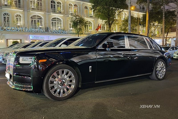 Chiếc  Rolls-Royce Phantom VIII mới trong bài thuộc thế hệ thứ 8, xe sở hữu nước sơn ngoại thất màu tối lịch lãm với phần nắp ca-pô màu bạc tương phản. Thiết kế của Phantom VIII được đánh giá là một bước ngoặt lớn đối với dòng sedan chủ đạo của thương hiệu Anh Quốc.